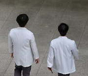 복귀 전공의 '색출 명단' 나돌자…경찰은 '구속수사' 칼 빼들었다