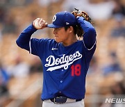 MLB 투수 최고액 야마모토, 시범경기 두 번째 등판서 '뭇매'