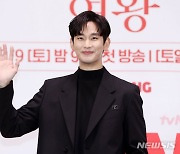 김수현, 훈훈한 미소