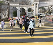 학교 앞에선 스마트폰 화면 '뚝'…부산 남구 스마트 횡단보도 설치