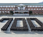 해군병 700기 1588명 “필승 신고합니다”