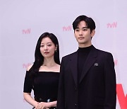 김지원-김수현, 어색한 포토타임 [포토]