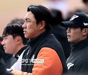 [포토S] 경기 지켜보는 김강민