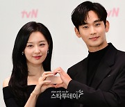 [포토] 김수현·김지원, 손하트로 다정히