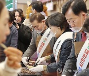 한우 시식 행사하는 송미령 장관