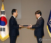 한 총리, 배상식 대구교육대 총장에 임명장 수여