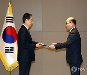 한 총리, 이창윤 과기정통부 1차관에 임명장 수여