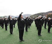 필승 구호 외치는 해군병들