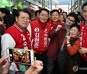 시민들과 사진 찍는 한동훈 비대위원장