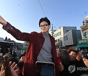 시민들에게 인사하는 한동훈 비대위원장