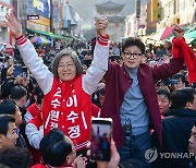 한동훈 비대위원장, 후보들과 시민에게 인사