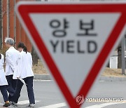 '의대 증원 신청' 놓고 전북 대학-교수 이견…총장실 항의 방문