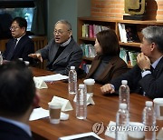 유인촌, 연극단체 간담회…국립극단의 국립극장 이전 등 논의