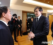 '손명순 여사 별세' 김현철 이사장 위로하는 조국 대표