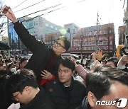 시민들과 사진찍는 한동훈 비대위원장