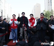 한동훈, 안철수·김은혜와 재건축 추진 아파트단지 찾아