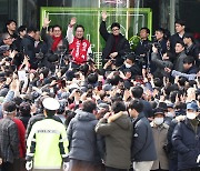 용인서 인사하는 한동훈 비대위원장