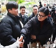 청년들과 인사 나누는 한동훈