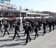 해군사관생도 졸업·임관식서 분열