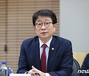 국토교통 핵심기술 확보 간담회 하는 박상우 장관