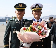 육군 장교 친형과 사진 찍는 해군 신임 장교