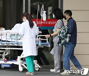 수술 밀린 암환자 손잡고 눈물 흘린 간호사…환자 "사과는 의사가 해야지"