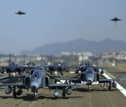 [양낙규의 Defence photo]F-4E 팬텀, 후배 전투기들과 '고별 활주훈련'