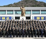 해군사관학교 141명 소위 임관 "3代 해군 장교·3형제 육해공군 장교 등 탄생"