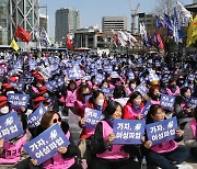 한국여성도 처음 멈췄다…아이슬란드 총리도 동참한 ‘여성파업’