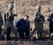 김정은, 연이틀 軍부대 시찰…"빠른 타격으로 전쟁 주도권 확보"