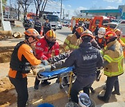 청주 공사 현장서 흙더미 무너져 60대 사망