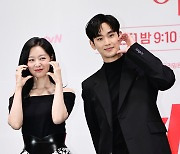 김수현-김지원, 무적 비주얼 자랑하는 로코킹-로코퀸 커플[포토엔HD화보]