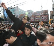 한동훈 비대위원장, '시민들과 함께'