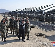 북한 김정은, '적 수도 타격권' 포사격훈련 지도