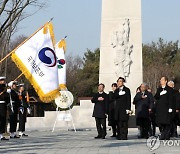 국기에 경례하는 한덕수 총리