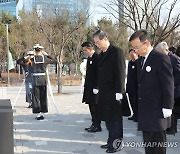 한덕수 총리, 3ㆍ8 민주의거 기념탑 참배