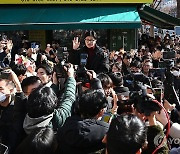 시민들과 인사하는 한동훈 비대위원장