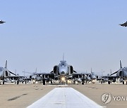 저공비행 하는 F-35A 스텔스 전투기