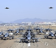 저공비행 하는 F-35A 스텔스 전투기