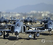 6월 퇴역 F-4E 팬텀, 후배 전투기들과 '고별 활주훈련'