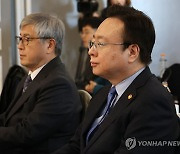 전공의 수련제도 개선 토론회 참석한 조규홍 장관