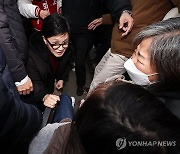 휠체어 탄 지지자와 대화하는 한동훈 비대위원장