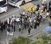 행진하는 한국여성대회 참가자들