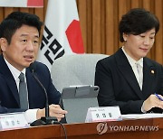 與 "새 간호법, 尹정부 의료개혁 뒷받침한다면 심도있게 논의"