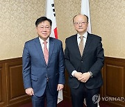 일본 재무성 재무관과 기념 촬영하는 최지영 국제경제관리관