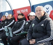 10명으로 비긴 전북…페트레스쿠 감독 "2-1로 이긴 경기였다"