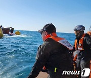 해경, 통영 전복 어선 욕지도 예인…안전해역 이동 뒤 수색 재개