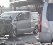 수원 삼거리서 3중 추돌사고…운전자 3명 부상