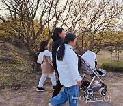 가족이 함께 '구례산수유축제' 나들이