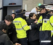 대진연 與 당사 난입..."이토 히로부미 논란 성일종 의원 사퇴해야"